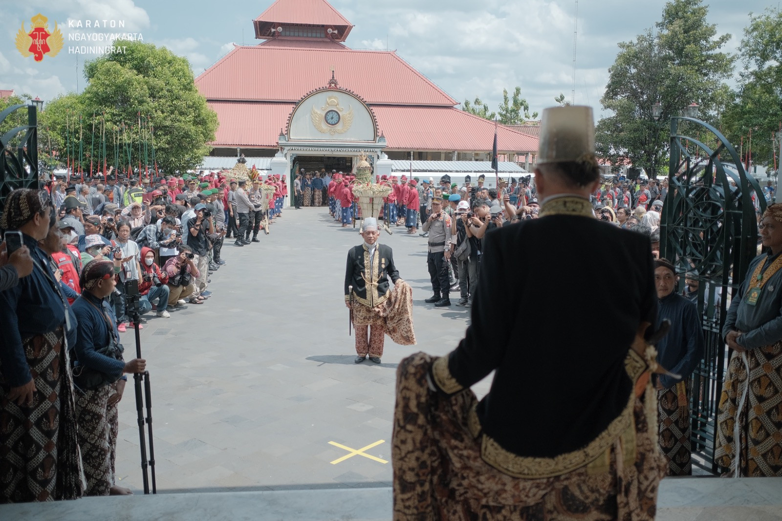 kratonjogja.id - Kembali Digelar Normal, Keraton Yogyakarta Bagikan Tujuh Gunungan Garebeg Sawal